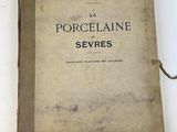 un vieux livre dont une corde pend de la couverture