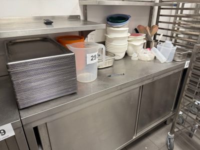 Ensemble de vaisselles dont : Plateaux en inox, bols en PVC,… - Photo 1