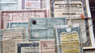 de nombreux types de vieux papiers posés sur une table