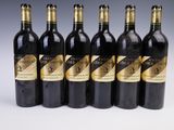 six bouteilles de vin sont alignées sur une table