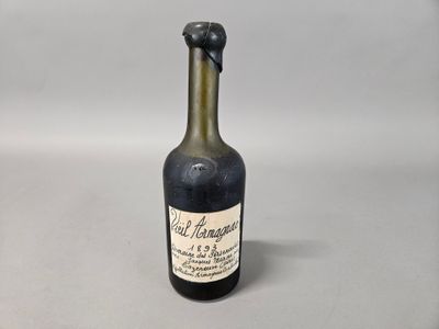 une bouteille de vin rouge avec un bouchon en liège sur fond blanc