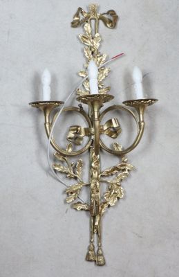 a wall light that is hanging on the wall