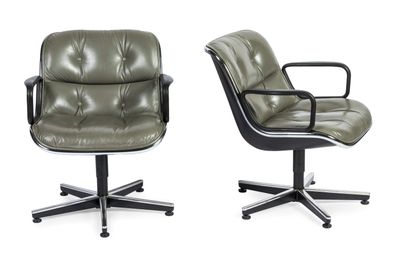 paire de fauteuils de bureau en cuir vert avec accoudoirs et roulettes