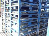 une grande pile de palettes posée au bord de la route