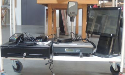 une table sur laquelle se trouvent un téléviseur, des haut-parleurs et d'autres appareils électroniques