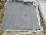 un morceau de béton posé sur une bâche en plastique