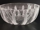 un bol en verre posé sur une table