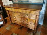 une commode surmontée d'un miroir dans une pièce