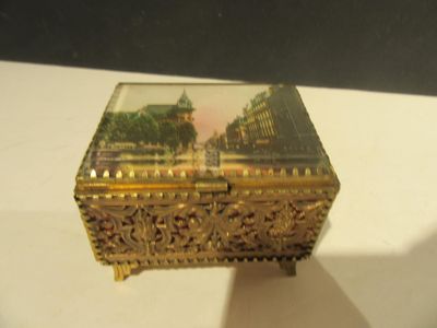 une boîte dorée ornée d'une image, posée sur une table