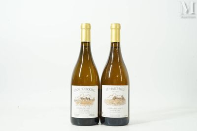 deux bouteilles de vin posées l'une à côté de l'autre sur une table