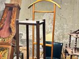 several pieces of furniture are sitting in a room with a clock
