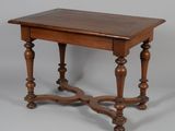 une image d'une petite table avec un plateau en bois