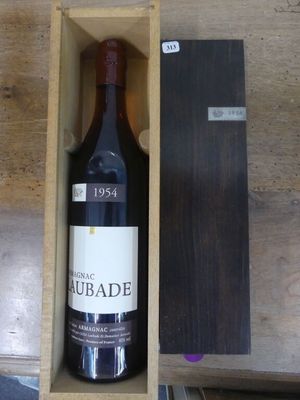 une bouteille de vin dans un coffret en bois sur une table
