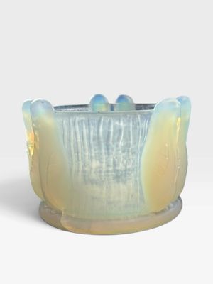 une image représentant un bol en verre posé sur une surface blanche