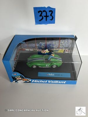 Voiture Disney Mickey Mouse moulée sous pression dans une vitrine