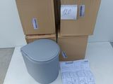 plusieurs cartons et une poubelle posés sur une table blanche