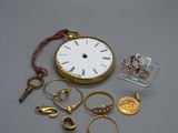 une petite montre de poche en or et plusieurs autres bagues en or