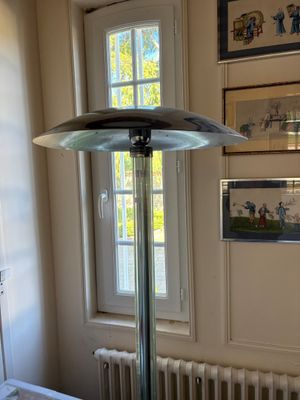 Lampadaire formé de tubes en verre sur un socle à gradins. L…