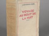 un vieux livre posé sur une table sur une surface grise