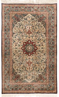 un tapis persan antique avec un motif de médaillon sur fond blanc