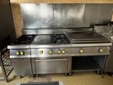 une cuisine équipée d'une cuisinière, d'un four et d'un évier