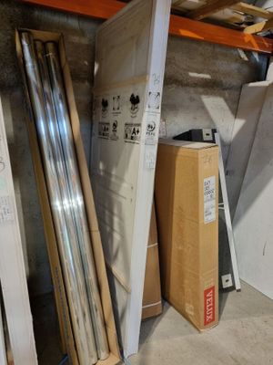 On trouve de nombreux types de métaux et de bois différents dans cette pièce.