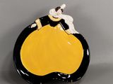 un sac à main jaune et noir muni d'une anse jaune, avec une paire de ciseaux à côté