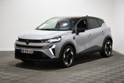 un 4x4 blanc garé dans une pièce au sol en damier