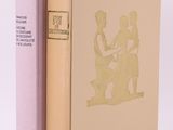 deux livres posés l'un à côté de l'autre sur une surface blanche