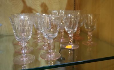 de nombreux verres à vin posés sur une étagère en verre dans une pièce