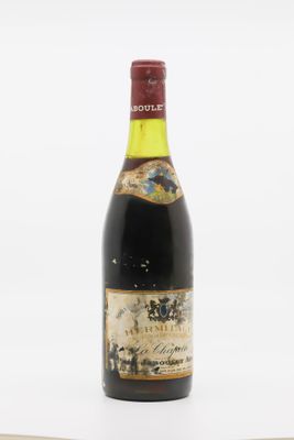 une vieille bouteille de vin posée sur une table