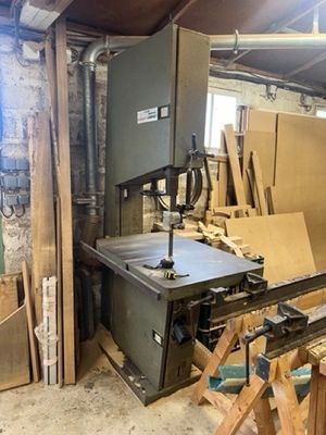 une machine placée au milieu d'une pièce