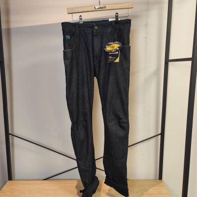 les jeans sont suspendus à un portant dans un magasin de vêtements