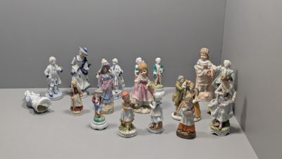 de nombreuses figurines posées sur une table