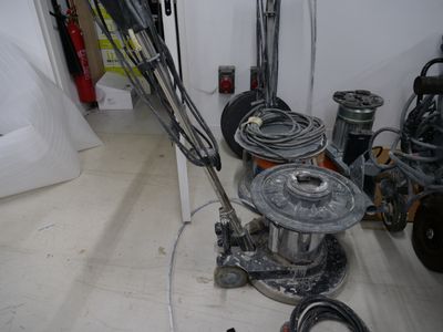 a machine that is sitting on the floor in a room