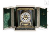 une horloge qui se trouve à l'intérieur d'un boîtier