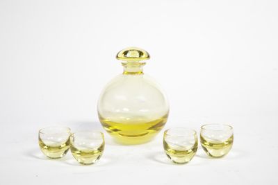 trois verres et une carafe sur la table