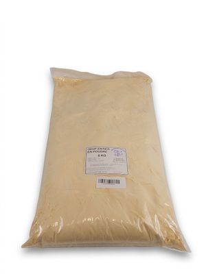 un sachet de poudre blanche posé sur une surface blanche