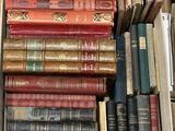 une boîte remplie de vieux livres posée sur une table