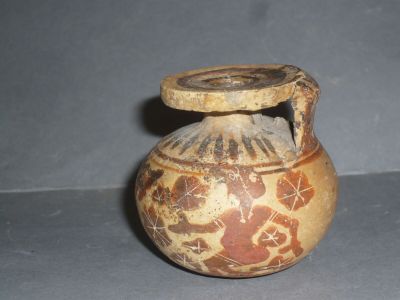 un petit vase orné d'un motif marron et rouge