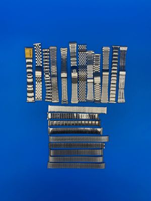 un assortiment de bandes métalliques de différents types sur fond bleu
