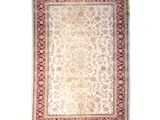 un tapis blanc avec une bordure rouge sur fond blanc