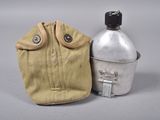 une image représentant une bouteille et un sachet posés sur une table