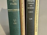 trois livres posés l'un à côté de l'autre sur une table