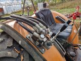 un tracteur auquel sont raccordés tout un tas de flexibles