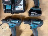 trois perceuses-visseuses sans fil Makita posées sur une table en bois