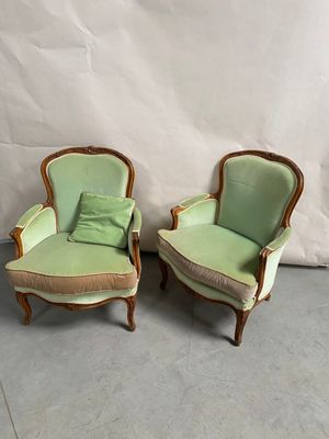 deux chaises vertes avec des coussins, placées l'une à côté de l'autre