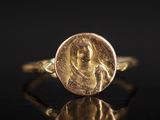 gros plan d'une pièce d'or sur laquelle figure une femme