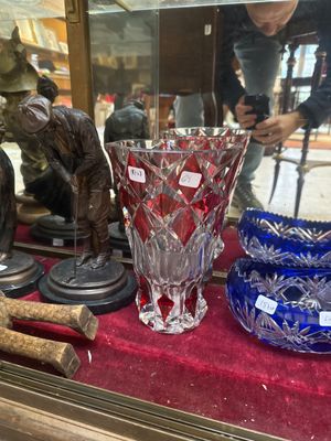 de nombreux vases en verre exposés dans une vitrine
