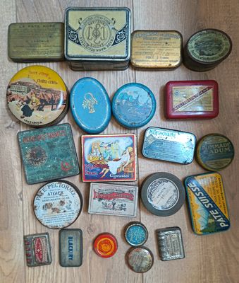 Il y a plein de boîtes différentes par terre, et l'une d'entre elles est munie d'une horloge.